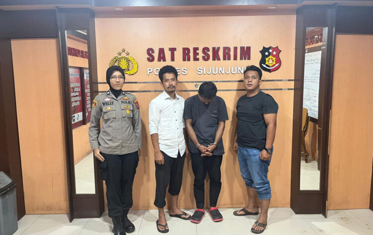 Bejat!, Adik Pemilik Kafe Perkosa Rekan Kerja, Beraksi saat Pengunjung Sepi, Korban Baru 8 Hari Bekerja 1 PEMERKOSA DITANGKAP—
Dede (33) yang memperkosa rekan kerjanya ditangkap Tim Satreskrim Polres Sijunjung.