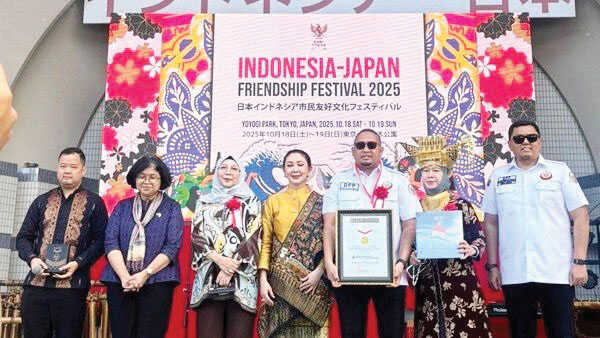 PECAHKAN REKOR MURI— Ketua Umum IKM Andre Rosiade usai menerima penghargaan Museum Rekor Dunia Indonesia (MURI) diserahkan langsung oleh Direktur Utama MURI, Aylawati Sarwono saat kegiatan bertajuk Marandang Dunia yang digelar di Tokyo, Jepang, Sabtu (18/10).