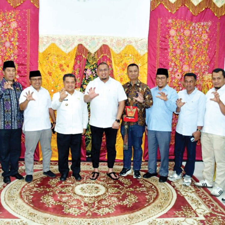 Andre Rosiade Berkunjung ke Agam, Bupati Benni Warlis Jamu Makan Malam 1 JAMUAN MAKAN MALAM— Bupati Agam, Ir H Benni Warlis MM Dt Tan Batuah, jamu makan malam Wakil Ketua Komisi VI DPR RI dari Fraksi Gerindra, Andre Rosiade di Rumah Dinas Bupati Agam, Padang Baru Lubuk Basung, Kamis, (9/10) malam.