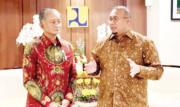 TEMUI MENTERI PU— Wakil Ketua Komisi VI DPR RI dari Fraksi Partai Gerindra, Andre Rosiade menemui Menteri PU Dody Hanggodo di Kantor Kementerian PU di Jakarta, Senin (13/10).