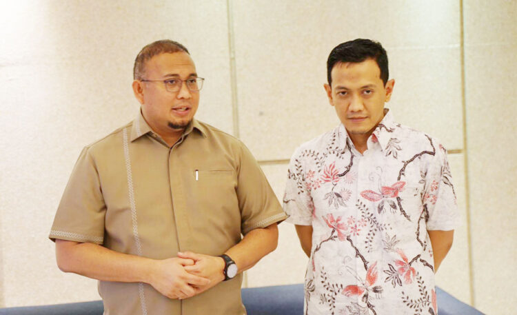 Kuota Solar untuk Sumbar Ditambah, Andre Rosiade: Insya Allah Antrean Kendaraan Tidak Ada lagi 1 UMUMKAN— Anggota DPR RI Fraksi Partai Gerindra
Dapil Sumbar 1 Andre Rosiade bersama Sales Area Manager (SAM) Retail Sumbar Pertamina Patra Niaga
Fakhri Rizal Hasibuan saat mengumumkan
penambahan kuota Solar di Sumbar.