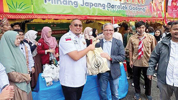 Andre Rosiade dan IKM Sajikan 200 Kg Rendang di Festival Indonesia-Jepang 1 BAGIKAN RENDANG— Ketua Umum Ikatan Keluarga Minangkabau (IKM) Andre Rosiade bersama jajaran pengurus dan anggota IKM, membagikan sekitar 200 kilogram rendang secara gratis kepada ribuan pengunjung Festival Indonesia-Jepang (IJFF) 2025 di Tokyo.