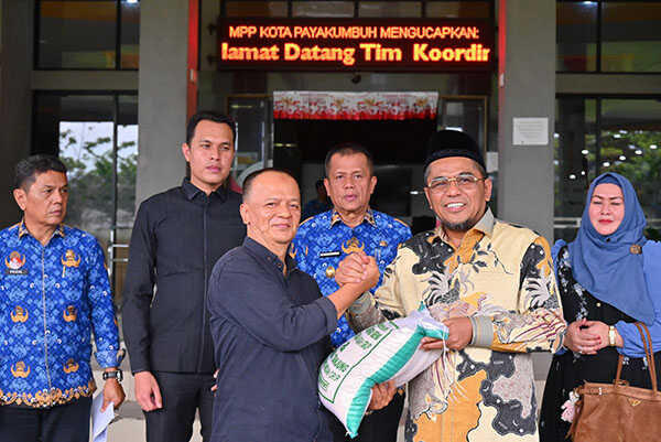 Bantu Pedagang Korban Kebakaran Pasar Payakumbuh, Anggota DPR RI Salurkan 2,81 Ton Beras 1 SERAHKAN BANTUAN BERAS— Anggota DPR RI Arizal Aziz menyerahkan bantuan beras kepada pedagang pasar terbakar beberapa waktu lalu