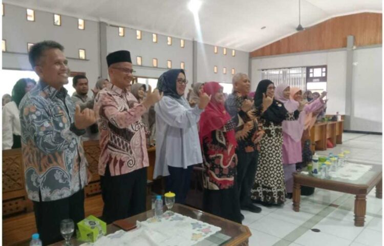 BIMTEK—Anggota DPRD Sumbar, H Nurfirman Wansyah membuka Bimtek Peningkatan Ketahan Keluarga yang diikuti ratusan warga di Solok Selatan.