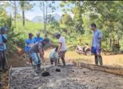 Transfer Pusat ke Daerah Berkurang, Anggota Dewan Goro Perbaiki Jalan Bersama Warga