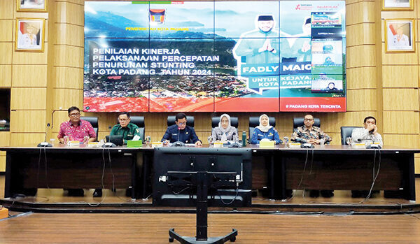 PENILAIAN KINERJA— Plt  Asisten I Setdako, Tarmizi Ismail menghadiri kegiatan Penilaian Kinerja Pelaksanaan Aksi Konvergensi Percepatan Penurunan Stunting Kota Padang di Balai Kota Padang, Kamis (2/10).