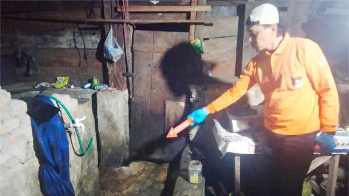 Sadis!, Anak Bunuh Ayah Kandung, Cekcok Gegara Tak Diberi Uang Beli Rokok 1 BUNUH AYAH KANDUNG— Polisi melakukan olah TKP pembunuhan ayah oleh anak kandung di Jorong Nyiur, Nagari Malalak Selatan, Kecamatan Malalak, Kabupaten Agam.