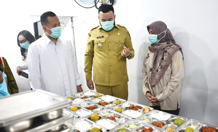 KUNJUNGI DAPUR MBG— Wako Fadly Amran didampingi Perwakilan BGN Pusat, I Made Dewa Agung, mengunjungi dapur MBG di Kota Padang, beberapa waktu lalu. Untuk mengantisipasi terjadinya kasus keracunan makanan, wako menginstruksikan adanya pengujian berkala di luar pengawasan internal yang dilakukan oleh ahli gizi di setiap dapur.
ist