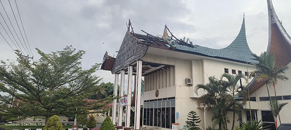 Kota Solok Diterjang Angin Kencang, Pohon Bertumbangan, Atap Berterbangan 1 ANGIN KENCANG— Atap Kantor Pengadilan Negeri Solok beterbangan diterjang angin kencang.