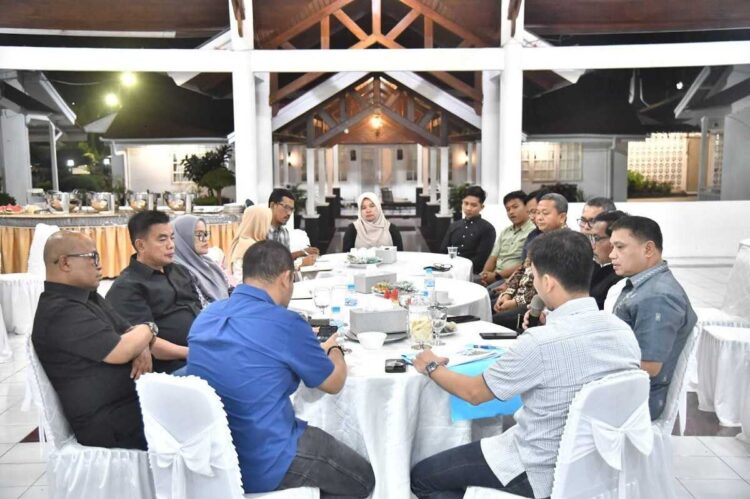 BERTEMU PENGUSAHA TAMBANG— Wali Kota Sawahlunto Riyanda Putra bersama Wakil Wali Kota Jeffry Hibatullah saat menerima audiensi jajaran direksi dan pengusaha tambang batu bara di Rumah Dinas Wali Kota Sawahlunto, baru-baru ini.