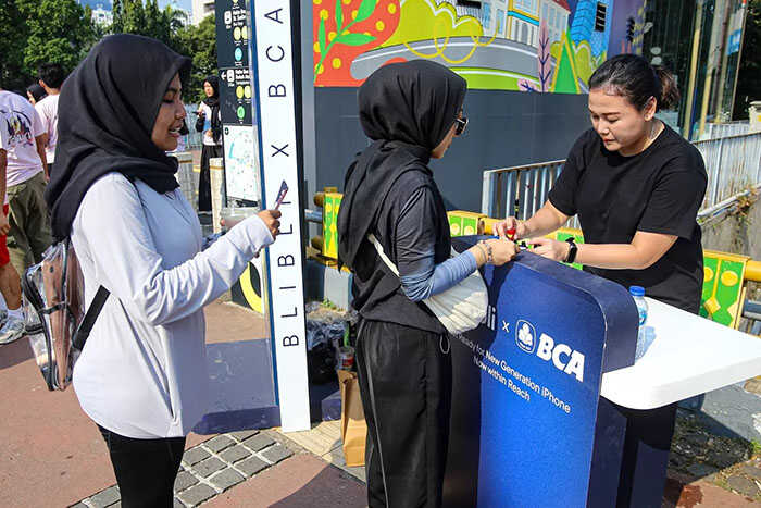 BCA—Peserta mengantre di stamp station saat acara Blibli x BCA - Get Ready for the New Generation iPhone.