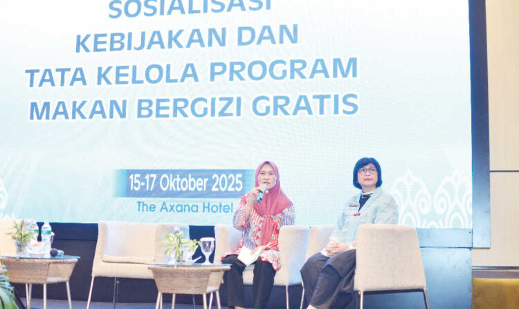 SOSIALISASI— Direktur Sistem Pemenuhan Gizi BGN, Enny Indarti memberikan sosialisasi Kebijakan dan Tata Kelola Program Makan Bergizi Gratis yang berlangsung sejak 15 hingga 17 Oktober 2025 di Axana Hotel, Padang.