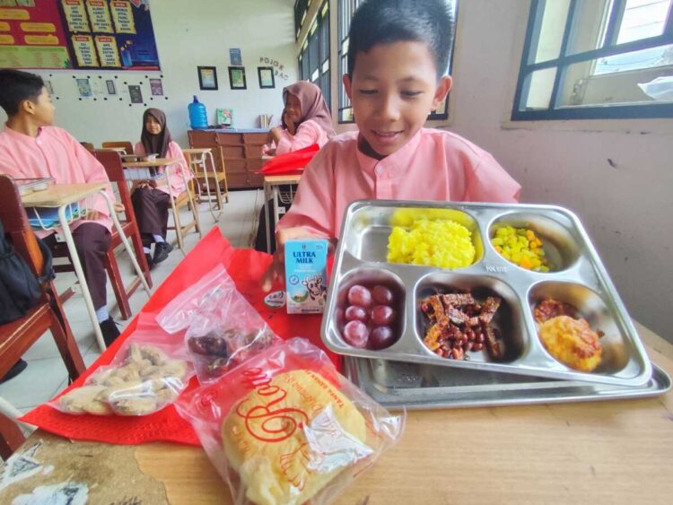 BGN Tambah Hari MBG Sampai Sabtu 1 NIKMATI MBG—Para pelajar di Kota Payakumbh saat menikmati makanan bergizi gratis (MBG) yang menjadi program dari pemerintahan Prabowo-Gibran.