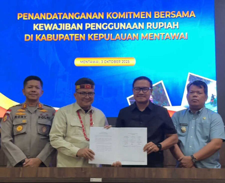 KOMITMEN—Kepala Perwakilan BI Sumbar, Mohamad Abdul Majid Ikram bersama Bupati Kepulauan Mentawai, Rinto Wardana mendandatangani komitmen bersama kewajiban penggunaan rupiah di Mentawai.