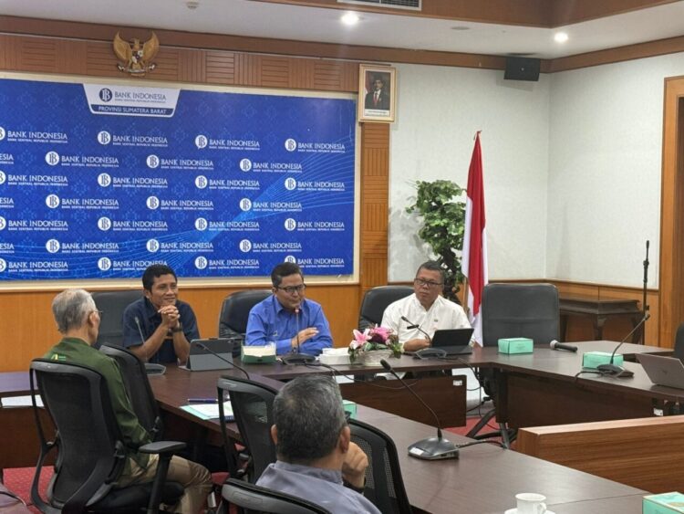 PAPARKAN—Kepala Perwakilan BI Provinsi Sumbar Abdul Majid Ikram bersama Kadis Dinas Pangan Sumbar, Iqbal Ramadi Payana dan Pimpinan Wilayah Perum Bulog Sumbar, Darma Wijaya saat media briefing terkait perkembangan harga pangan.