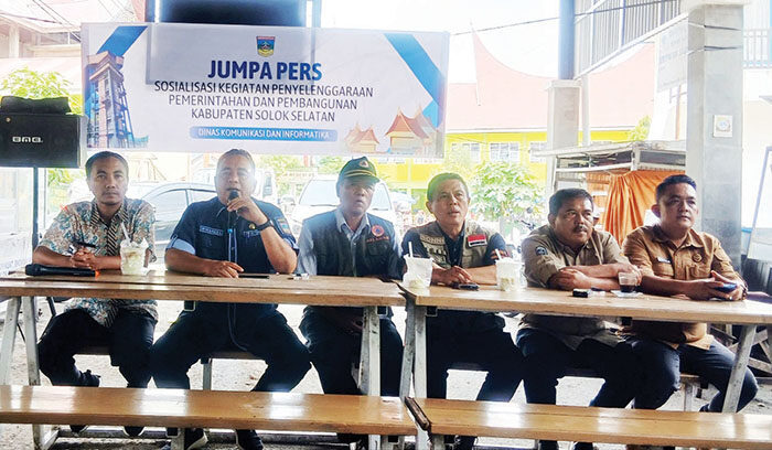 BPBD Solok Selatan Ingatkan Potensi Gempa 7,4 SR dari Patahan Semangka, Warga Diminta Tetap Siaga 1 KONFERENSI PERS— BPBD Kabupaten Solok Selatan menggelar konferensi pers, Kamis (9/10).