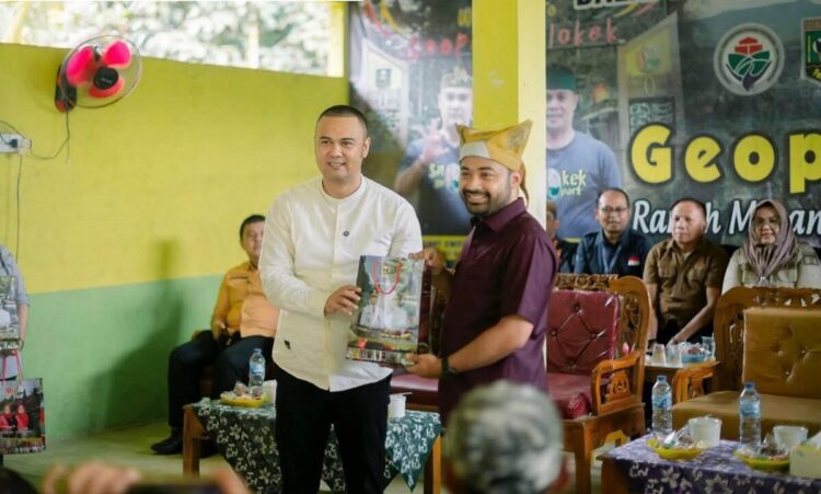 Bangun Kawasan Transmigrasi Padang Tarok, Bupati Ajak Anggota DPR RI Komisi V Bertemu Warga Trans 1 SERAHKAN—
Bupati Sijunjung Benny Dwifa serahkan cendera mata pada anggota DPR RI Komisi V dari Partai Golkar, Zigo Rolanda saat bersilaturahmi dengan warga transmigrasi Padang Tarok.