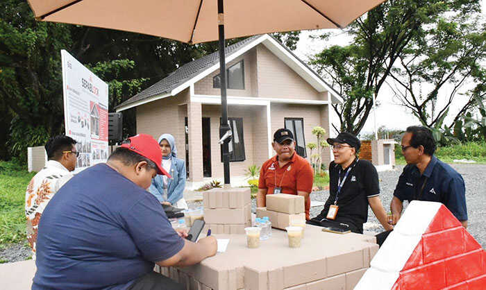 Bank Mandiri Indarung Kunjungi Rumah Sepablock Semen Padang