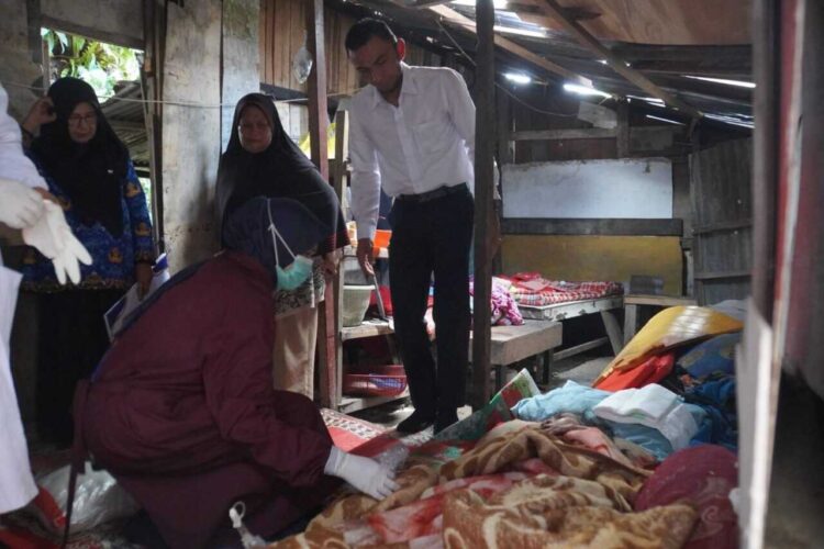 SALURKAN BANTUAN— Wakil Wali Kota Padang Panjang Allex Saputra mengunjungi sekaligus menyerahkan bantuan permakanan dan sandang bagi PPKS kategori lanjut usia (lansia) dan penyandang disabilitas di Kelurahan Pasar Usang dan Kelurahan Kampung Manggis, Selasa (28/10)
