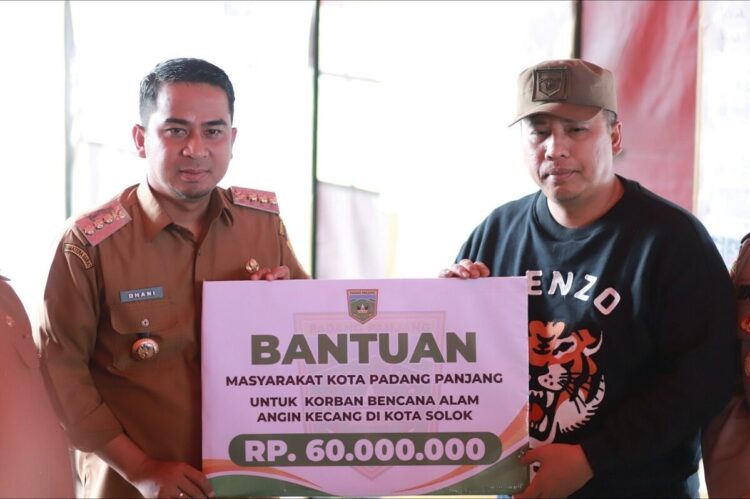 Pemko Padang Panjang Bantu Korban Angin Puting Beliung 1 TERIMA BANTUAN—
Wali Kota Solok Dr. H. Ramadhani Kirana Putra, menerima bantuan untuk korban angin puting beliung dari Wali Kota Padang Panjang, Hendri Arnis.