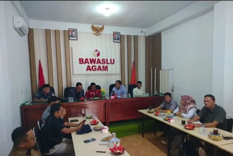 RAPAT PENGUATAN KELEMBAGAAN— Bawaslu Kabupaten Agam menggelar rapat rapat penguatan kelembagaan dalam rangka pengawasan pemutakhiran data pemilih, Senin (29/9).