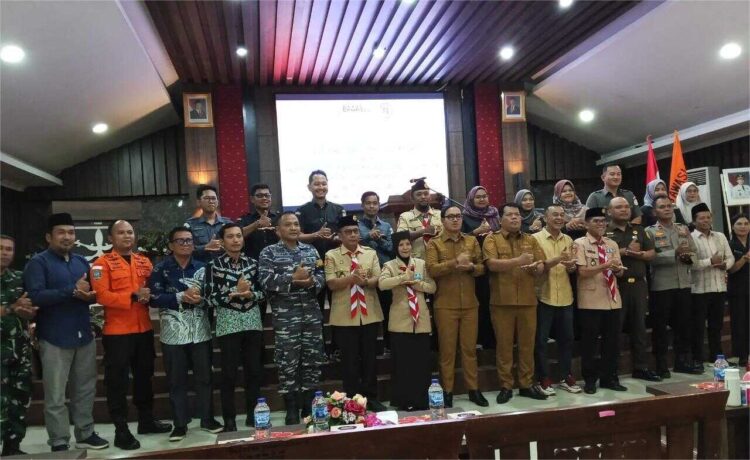 KERJA SAMA— Bawaslu Kepulauan Mentawai melakukan MoU  dengan Kwartir Cabang 0315 Gerakan Pramuka Mentawai disaksikan oleh Bawaslu RI dan Provinsi Sumbar.