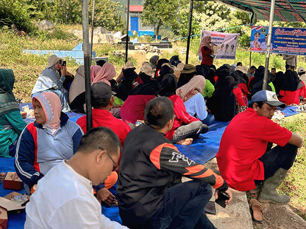 Inovasi SPM, Petani Nikmati Hasil Penen Lebih Tinggi 1 SOSIALISASI SAWAH POKOK MURAH— Wakil Bupati Solok Chandra, menghadiri sosialisasi inovasi Sawah Pokok Murah (SPM) yang dikembangkan lewat kegiatan Sekolah Lapang Tematik (SL Tematik) DAK Tahun 2025. Para petani kini menikmati hasil panen yang lebih tinggi dengan biaya yang jauh lebih efisien.