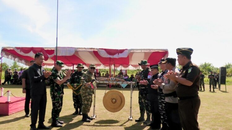 PEMBUKAAN TMMD— Bupati Pasaman Barat, Yulianto, memukul  gong saat pembukaan TMMD ke-126 Tahun 2025 digelar di Lapangan Bola Jorong Mandiangin, Nagari Katiagan, Kecamatan Kinali, Kabupaten Pasaman Barat (Pasbar), Rabu (8/10).