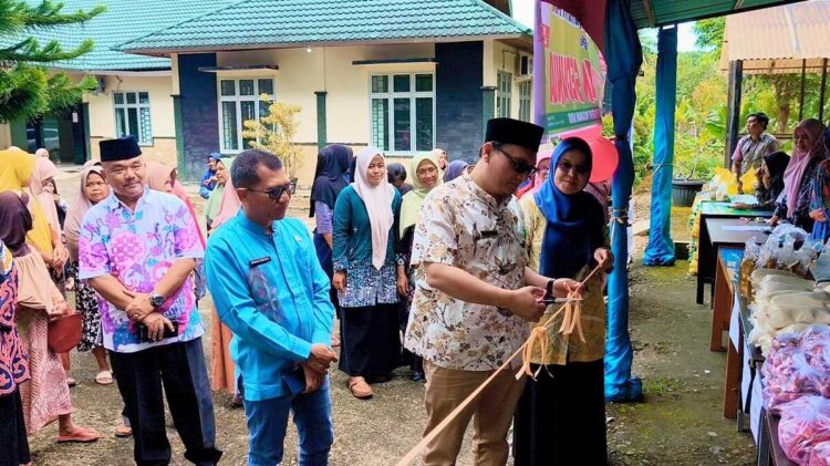 GUNTING PITA—Sekretaris Daerah (Sekda) Kabupaten Pasaman Barat, Doddy San Ismail, gunting pita  secara resmi membuka kegiatan Gerakan Pangan Murah (GPM) dalam rangBuka Gerakan Pangan Murah Peringati Hari Pangan Sedunia.