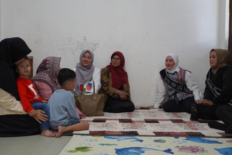 SOSIALISASI—Bunda PAUD Kota Padang Panjang, Ny. Maria Feronika Hendri saat sosialisasikan pendidikan anak sejak usia dini.