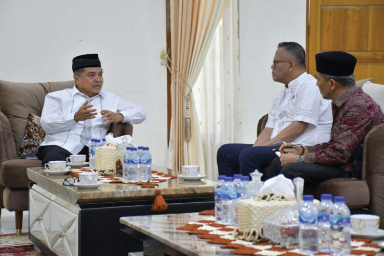 Bupati Agam Apresiasi Alumni Jam Gadang 88, Donasikan Rp109 Juta untuk Palestina 1 AUDIENSI— Bupati Agam, Benni Warlis, menerima audiensi panitia pengukuhan pengurus organisasi Jam Gadang 88 di Mess Pemkab.Agam, Belakang
Balok Bukittinggi Minggu (12/10).