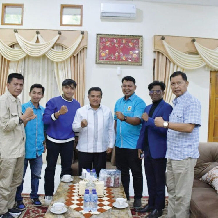 Bupati Agam Audiensi Dengan Pengurus KNPI, Bahas Pelantikan dan Program Kepemudaan 1 AUDIENSI PENGURUS KNPI— Bupati Agam, Ir. H. Benni Warlis, MM Dt. Tan Batuah, menerima
audiensi pengurus Komite Nasional Pemuda Indonesia (KNPI) Kabupaten Agam di Mess Pemkab Agam, Belakang Balok, Bukittinggi,Minggu (12/10).