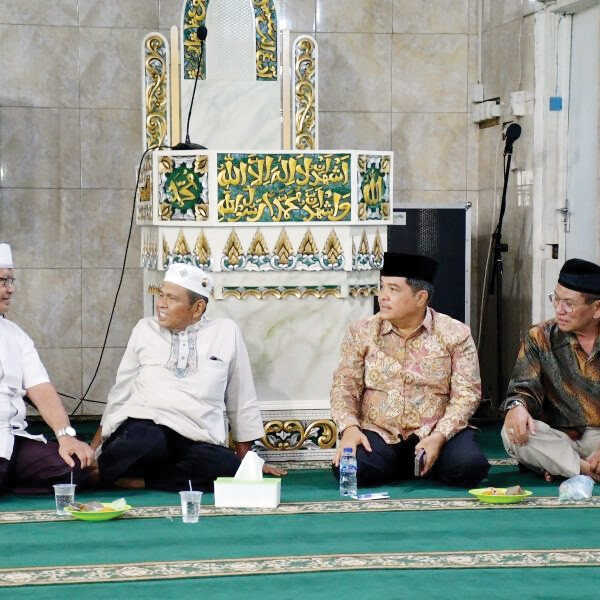 TAUSIYAH— Bupati Agam, Benni Warlis memberikan tausiyah di hadapan calon jemaah haji di Payakumbuh, Sabtu (18/10).