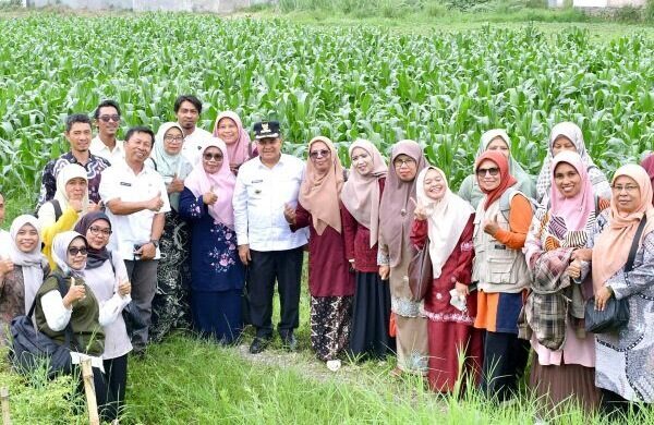 DISKUSI KHUSUS— Bupati Agam, Benni Warlis, menggelar diskusi khusus bersama para penyuluh pertanian dari beberapa kecamatan di Kabupaten Agam, di Rumah Makan Pondok Baselo, Biaro, Kecamatan Ampek Angkek.