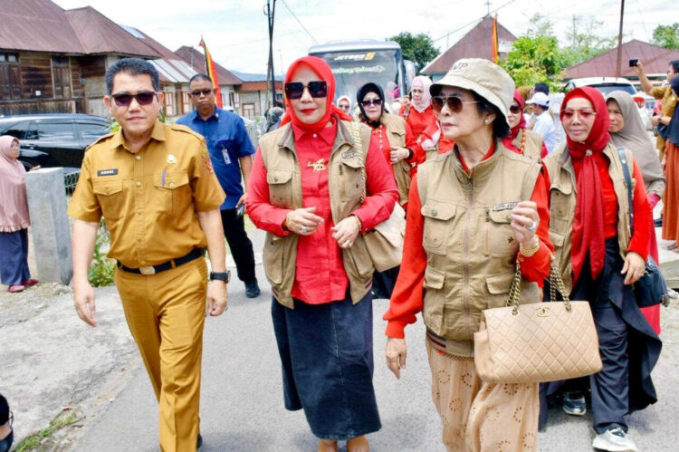 PENYERAHAN BANTUAN— Bupati Agam diwakili  Asisten Perekonomian dan Pembangunan Kabupaten Agam, Andrinaldi, menghadiri penyerahan bantuan bedah rumah dari Indo Jalito Peduli kepada dua warga penerima manfaat, Selasa (21/10).