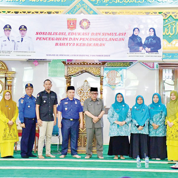 Rahman: Masyarakat Harus Siap dan Waspada Hadapi Potensi Kebakaran 1 SOSIALISASI BAHAYA KEBAKARAN— Bupati Agam diwakili Asisten Pemerintahan dan Kesejahteraan Rakyat, Rahman, menghadiri kegiatan Sosialisasi, Edukasi, dan Simulasi Pencegahan serta Penanggulangan
Bahaya Kebakaran, di Masjid Al Hikmah,
Lubuk Basung, Selasa (7/10).