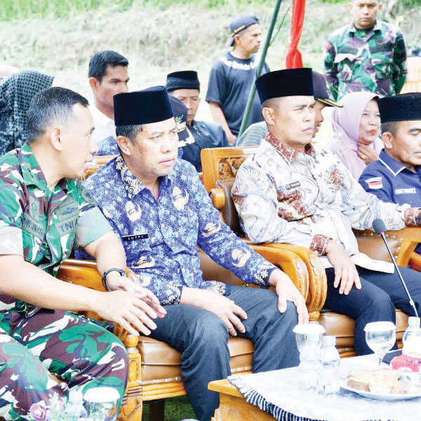 GROUND BREAKING— Bupati Agam diwakili Sekretaris Daerah Kabupaten Agam, Dr. Mhd. Lutfi AR, menghadiri Video Conference (Vidcon) Ground Breaking Koperasi Desa Merah Putih, di Lapangan Bola Simarasok, Kecamatan Baso, Jumat (17/10).