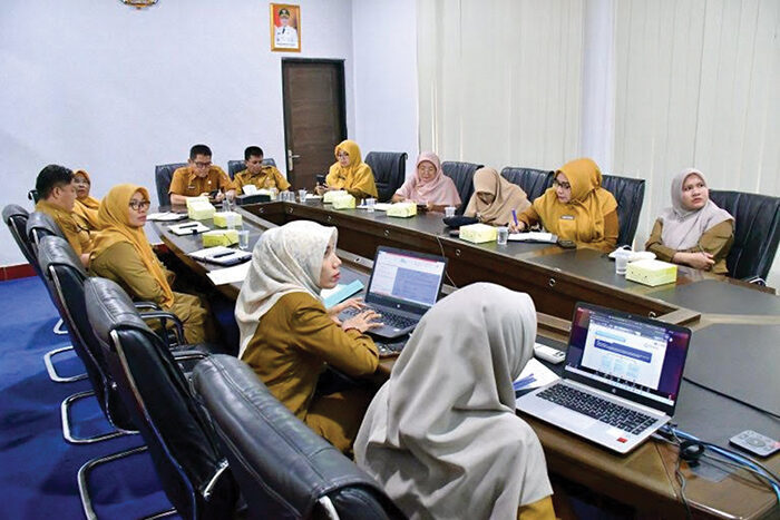 Ikuti Sosialisasi Penilaian Maladministrasi, Pemkab Agam Tegaskan Komitmen Tingkatkan Kualitas Pelayanan Publik 1 SOSIALISASI— Bupati Agam diwakili oleh Asisten Perekonomian dan Pembangunan, Andrinaldi, menghadiri Sosialisasi Penilaian Maladministrasi Penyelenggaraan Pelayanan Publik Tahun 2025, yang dilaksanakan secara virtual di Ruang Rapat Bupati Agam, Selasa (14/10).