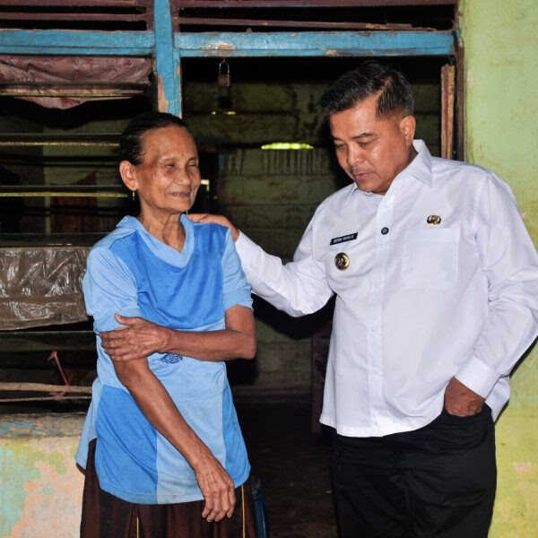 TAKZIAH— Bupati Agam, Benni Warlis, bertakziah ke rumah duka alm Bahrun (70) di Mauah Hilir, Jorong Kayu Pasak Timur, Nagari Salareh Aia, Kecamatan Palembayan, Selasa (21/10).