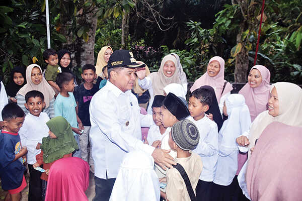 Bupati Agam Tinjau SDN 19 Lurah Dalam, Plafon Ruang Kelas Ambruk, Minta Pemeriksaan Total Sekolah 1 TINJAU— Bupati Agam, Benni Warlis, meninjau langsung
SDN 19 Lurah Dalam, Nagari Pasia Laweh, Kecamatan Palupuah,
usai insiden ambruknya plafon salah satu ruang kelas
yang menimpa guru, Rabu (15/10).