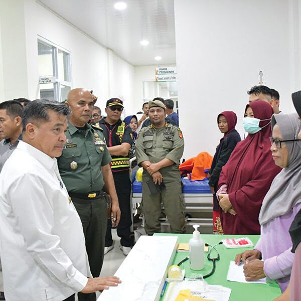 Bupati Agam Ungkap Prihatin, Semangati Anak-Anak Terindikasi Keracunan MBG 1 PRIHATIN— Bupati Agam, Ir. H. Benni Warlis, MM Dt Tan Batuah, ungkap keprihatinan mendalam atas musibah yang menimpa anak-anak di Kecamatan Lubukbasung yang terindikasi keracunan program Makan Bergizi Gratis (MBG), Rabu (1/10) malam.