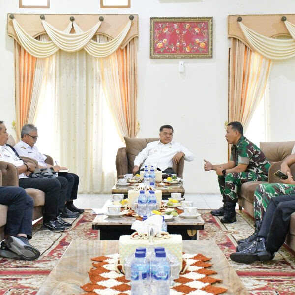 SILATURAHMI— Bupati Agam, Ir. H. Benni Warlis, MM Dt. Tan Batuah, menyambut silaturahmi Komandan Kodim (Dandim) 0304/Agam, Letkol Inf Slamet Dwi Santoso, S.IP, di Mess Pemkab. Agam di Belakang Balok, Bukittinggi Rabu (22/10).