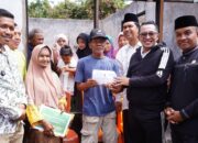 Serahkan Bantuan Korban Kebakaran, Bupati Eka Putra Sebut Pasti Ada Hikmah di Balik Musibah