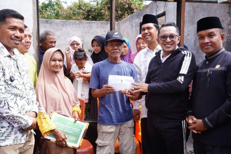 Serahkan Bantuan Korban Kebakaran, Bupati Eka Putra Sebut Pasti Ada Hikmah di Balik Musibah 1 SERAHKAN BANTUAN— Bupati Tanah Datar Eka Putra, didampingi Ketua Baznas Kabupaten Tanah Datar Yasmansyah serahkan bantuan senilai Rp7 juta kepada korban kebakaran, Harizon.