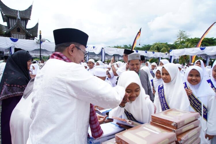 SALAM— Bupati Tanah Datar Eka Putra SE.MM  salami para  hafizh usai acara di halaman depan Istano Basa Pagaruyung., Minggu (12/10).