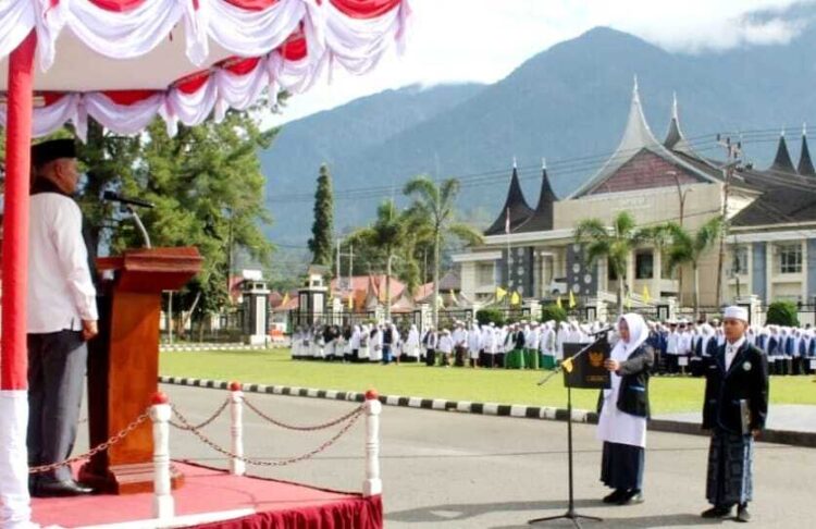 Peringatan Hari Santri di Pasaman, Bupati Welly Suhery Ingatkan Semangat Resolusi Jihad KH. Hasyim Asy’ari 1 PIMPIN UPAcARA— Bupati Pasaman Welly Suhery memimpin ribuan santri dalam upacara peringatan Hari Santri Nasional ke-10 yang berlangsung di halaman kantor Bupati Pasaman