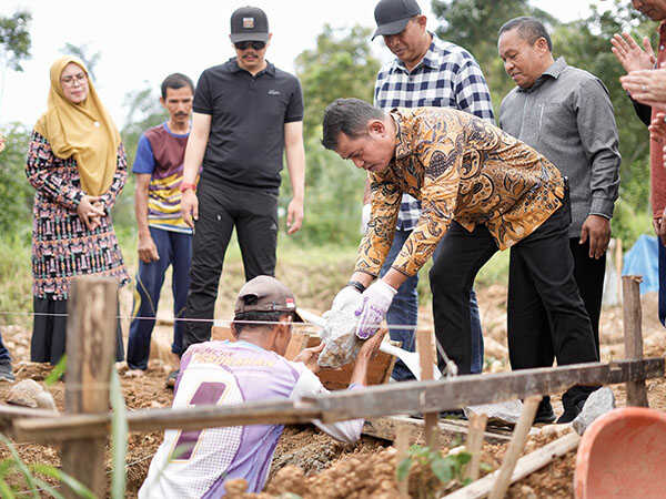 Pemkab Solok Dukung Peningkatan Kapasitas Profesi Tenaga Kesehatan 1 PELETAKAN BATU PERTAMA— Bupati Solok Jon Firman Pandu meletakkan batu pertama pembangunan gedung IBI Kabupaten Solok.