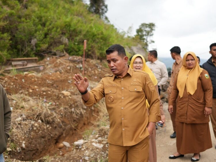Jalan Rusak Parah, Warga Kampung Dalam Tangah Ingin Perbaikan 1 TINJAU JALAN RUSAK—
Bupati Solok Jon Firman Pandu melakukan peninjauan langsung ke lokasi melihat akses jalanrudak yang dikeluhkan masyarakat Jorong Kampuang Dalam Tangah, Nagari Kampuang Batu Dalam, Kecamatan Danau Kembar.