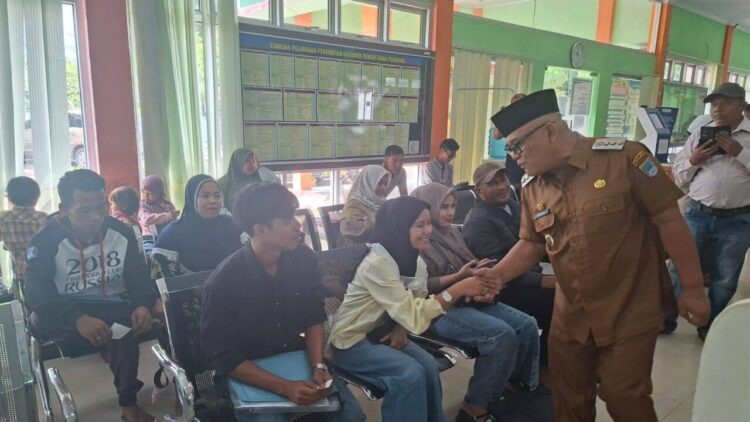 Pelayanan Disdukcapil Pasbar Harus Lebih Prima 1 SIDAK KANTOR DUKCAPIL— Bupati Pasaman Barat Yulianto, melakukan inspeksi mendadak (sidak) ke Kantor Dinas Kependudukan dan Pencatatan Sipil (Disdukcapil) salami masyarakat yang antre menunggu pelayanan, Senin (13/9).