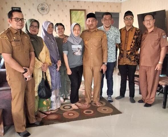Ibunya Terancam Dideportasi, Bupati Safni Support Zahira 1 DUKUNGAN—Bupati dan Anggota DPRD M. Fajar Rillah Vesky memberikan dukungan kepada Zahira.